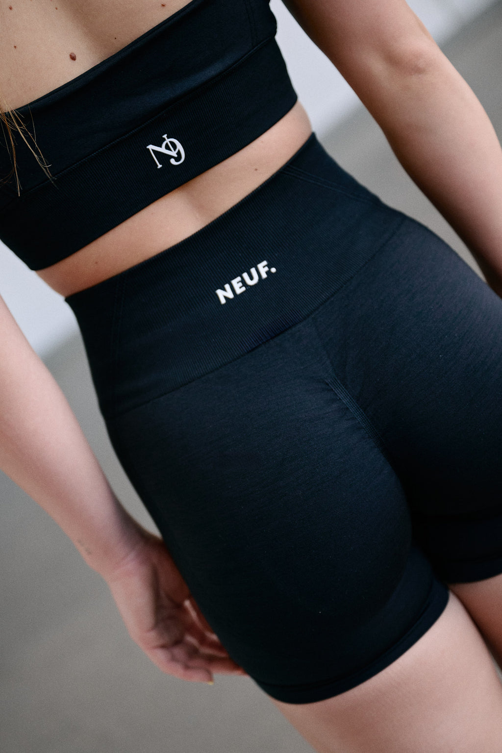 Insolito - Short Noir