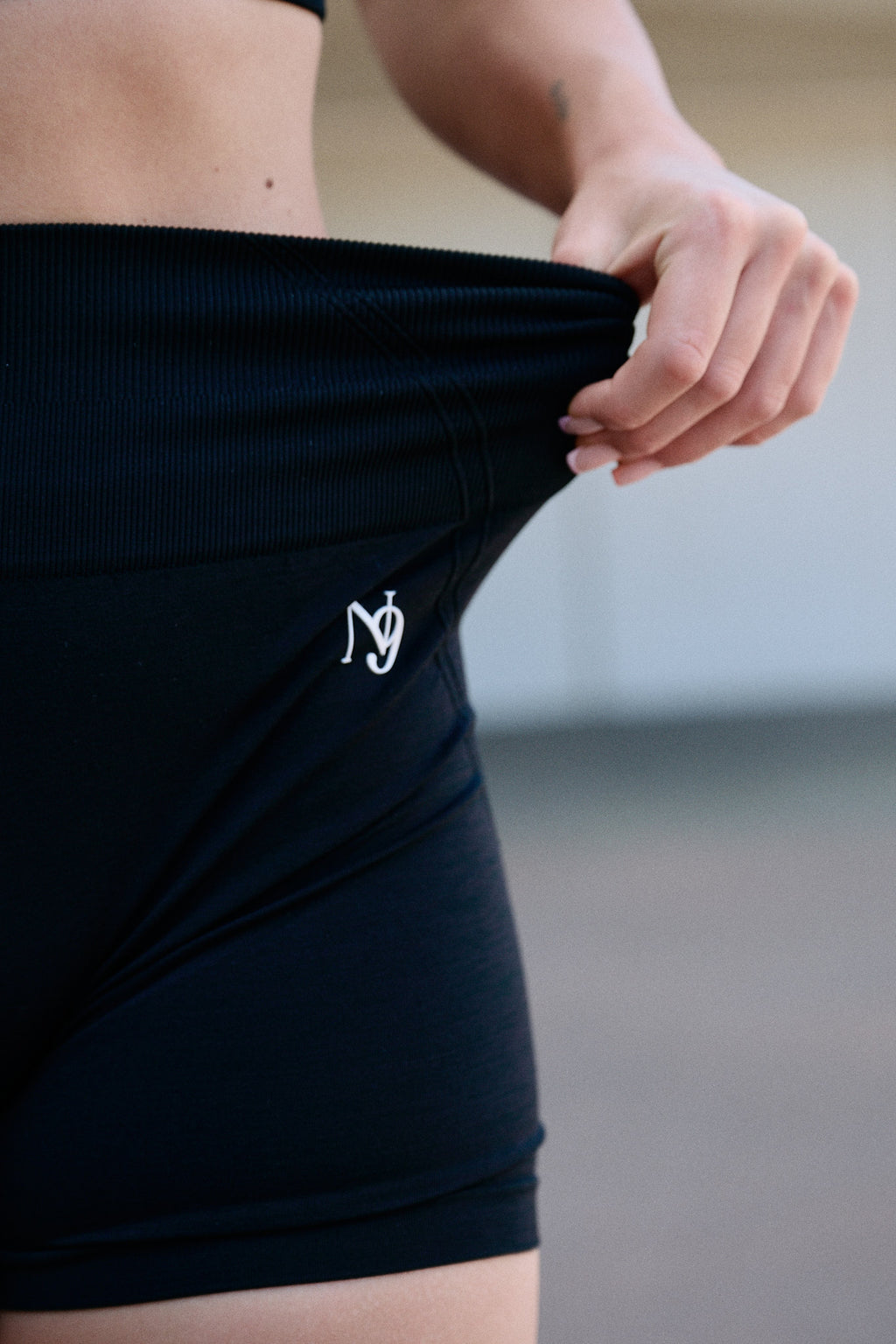 Insolito - Short Noir